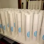 Vista lateral del estuche de colores grande ENGIE con 12 colores variados, modelo R1130712-2.