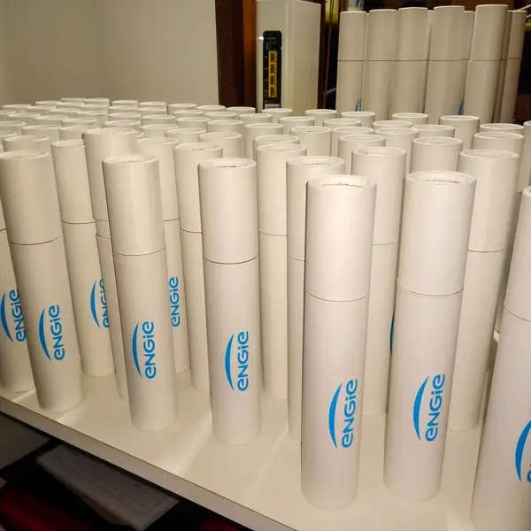 Vista lateral del estuche de colores grande ENGIE con 12 colores variados, modelo R1130712-2.