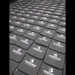 Vista posterior del tarjetero celular auto adhesivo Fandango