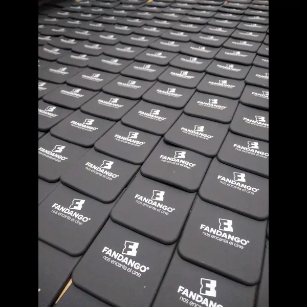 Vista posterior del tarjetero celular auto adhesivo Fandango