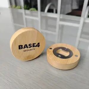 Destapador de bambú imantado ecológico personalizado para Base 4