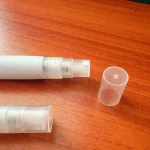 Lapicero pulverizador blanco RENUSA con clip metálico y diseño higiénico