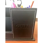 Detalle del biocuero con logo repujado Grupo Perú Alfa