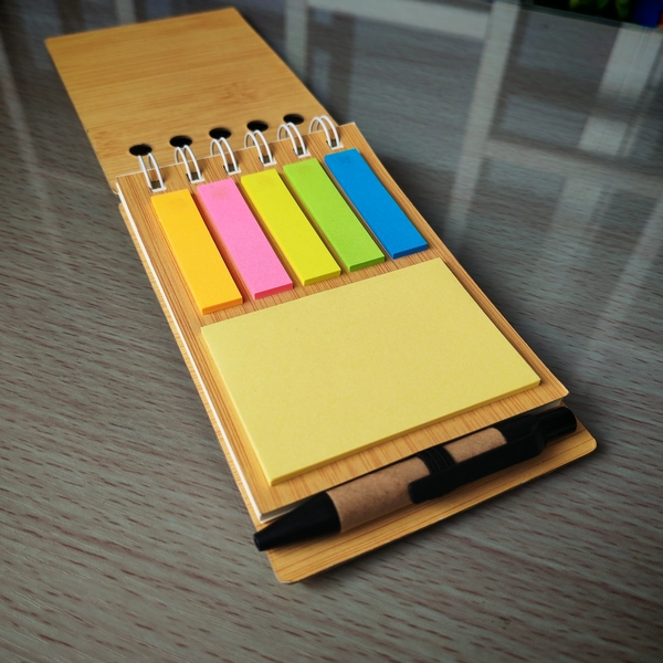 Libreta de Notas Gaia con hojas de colores y notas adhesivas corporativas