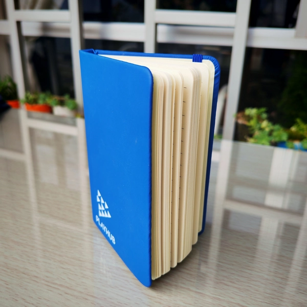 Notebook RM-0914 con hojas crema, banda elástica y diseño ejecutivo promocional